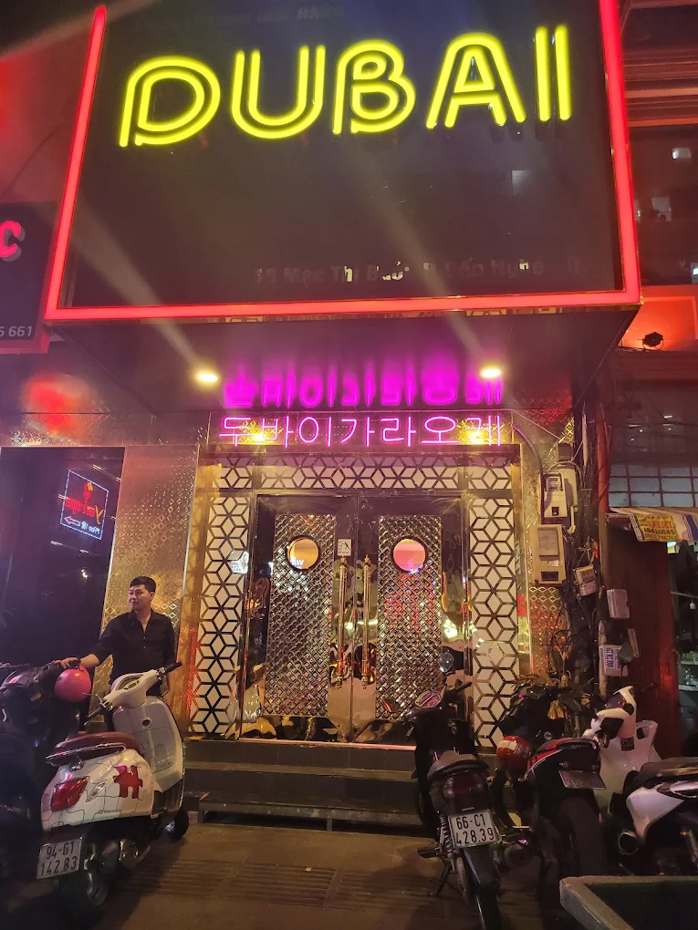 호치민 1군 두바이 가라오케 외관