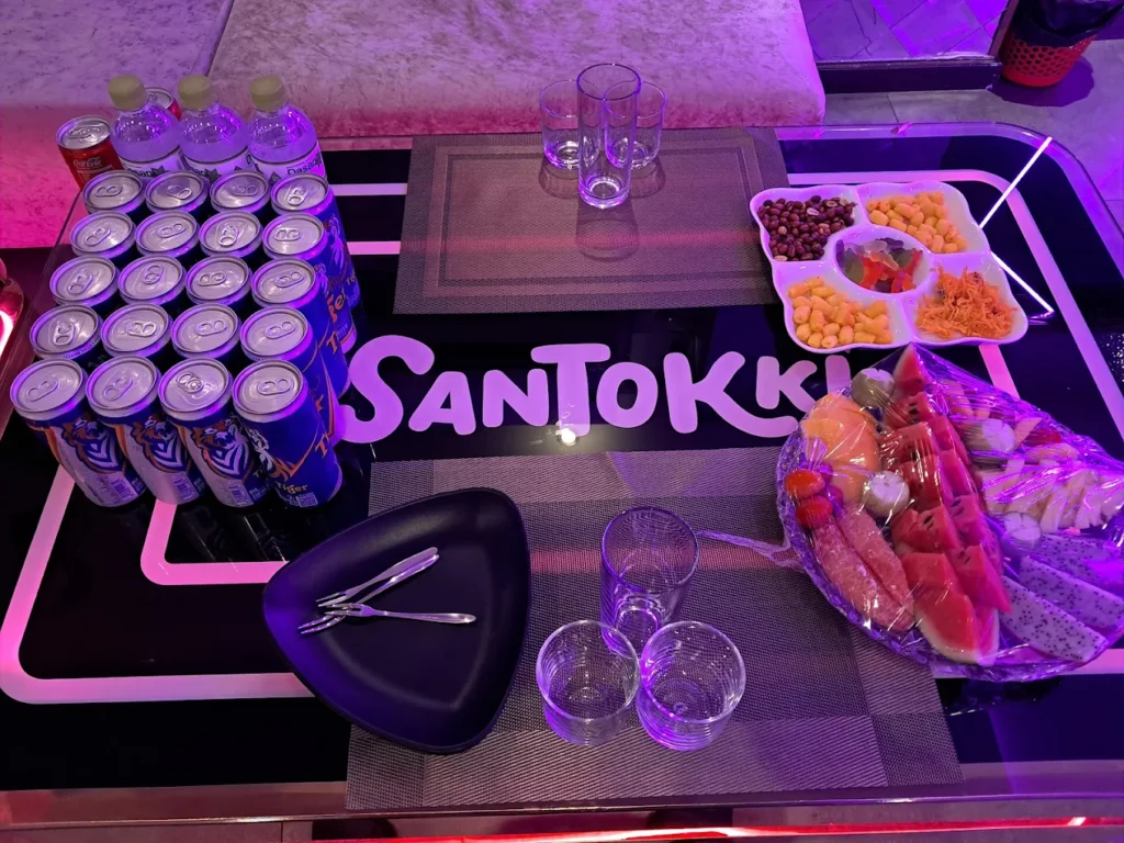 호치민 1군 산토끼 가라오케 외관